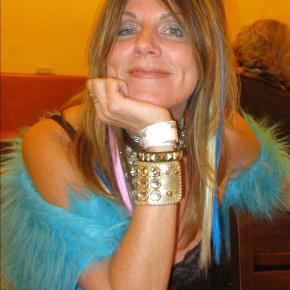 Meet your Posher, Laurie - Picture 1 of 1